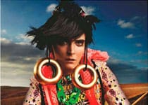 Carmen Kass par Mario Testino pour Vogue UK